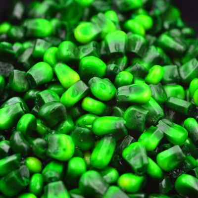 Mit grüner Futterfarbe gefärbter Mais