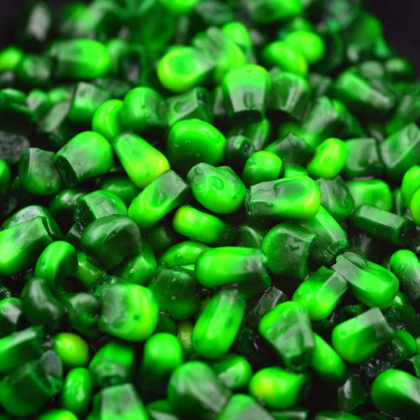 Mit grüner Futterfarbe gefärbter Mais